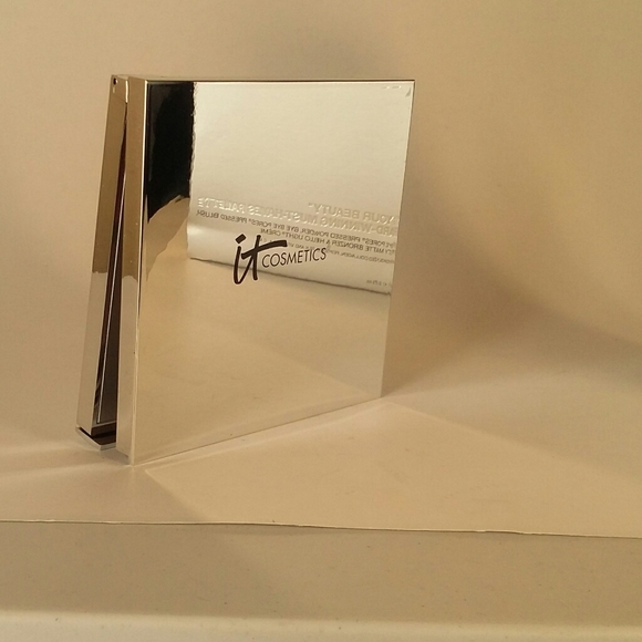 It Cosmetics Award Winning Must Haves Palette - Picture 3 of 5